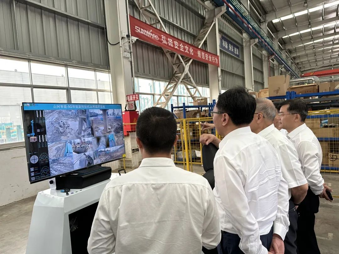 中国联通集团副总司理梁宝俊到访9001cc金沙以诚为本智能