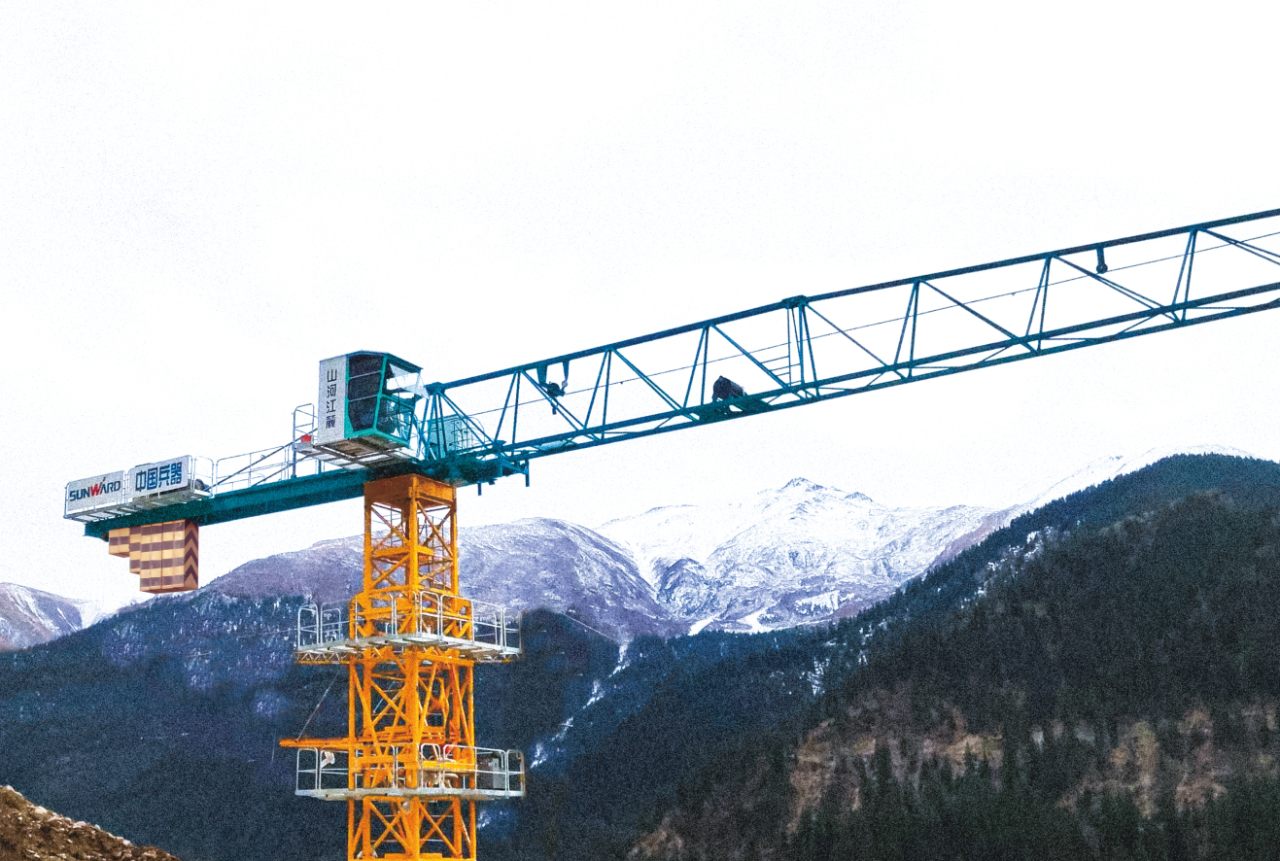 天山脚下的画师！9001cc金沙以诚为本江麓群塔援疆建设新景致