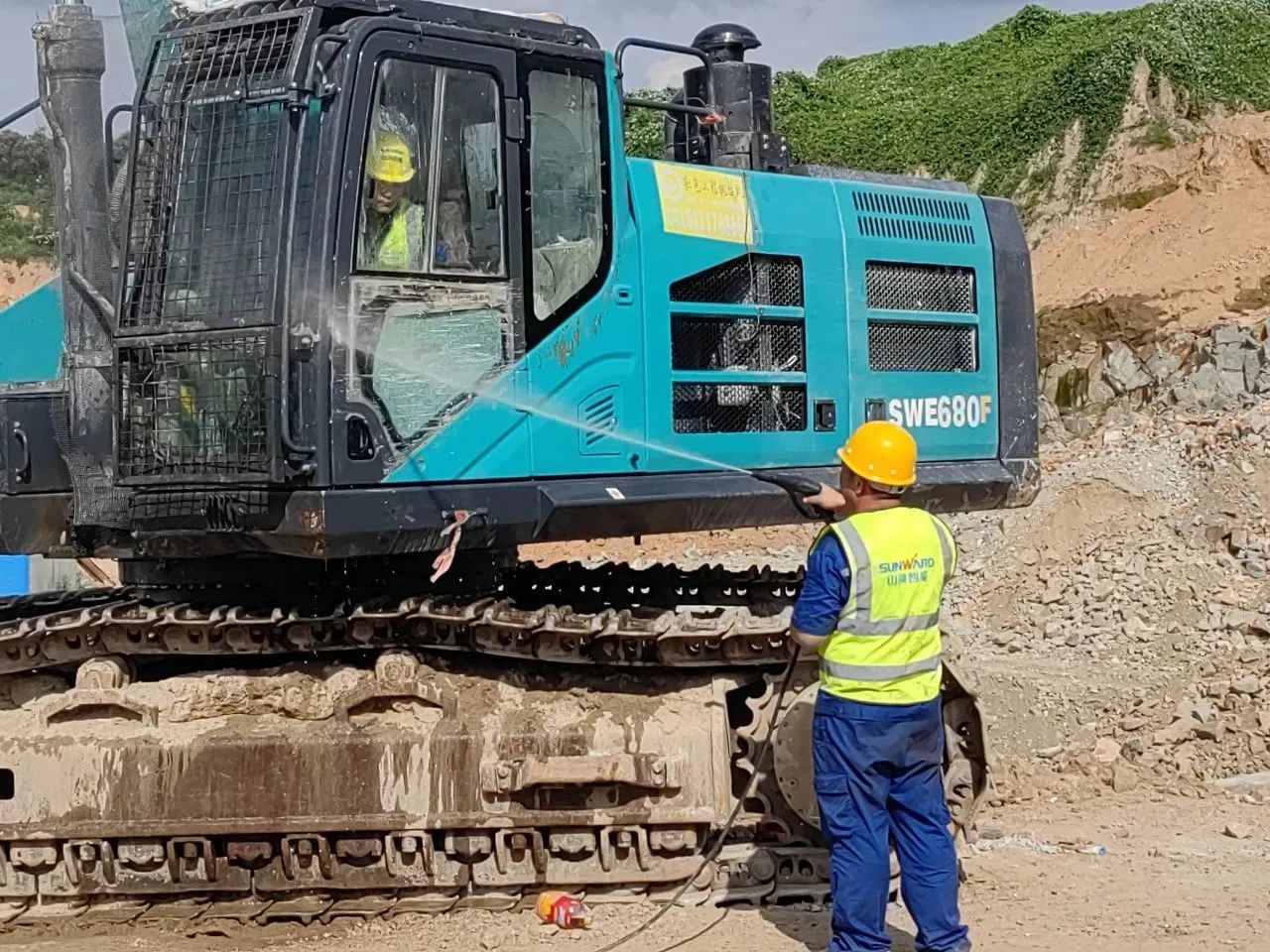 步履一直，，，效劳不止！9001cc金沙以诚为本智能挖掘机效劳万里行火热举行中