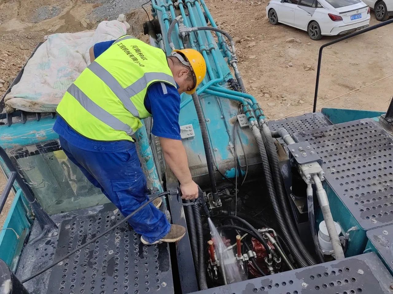 步履一直，，，效劳不止！9001cc金沙以诚为本智能挖掘机效劳万里行火热举行中