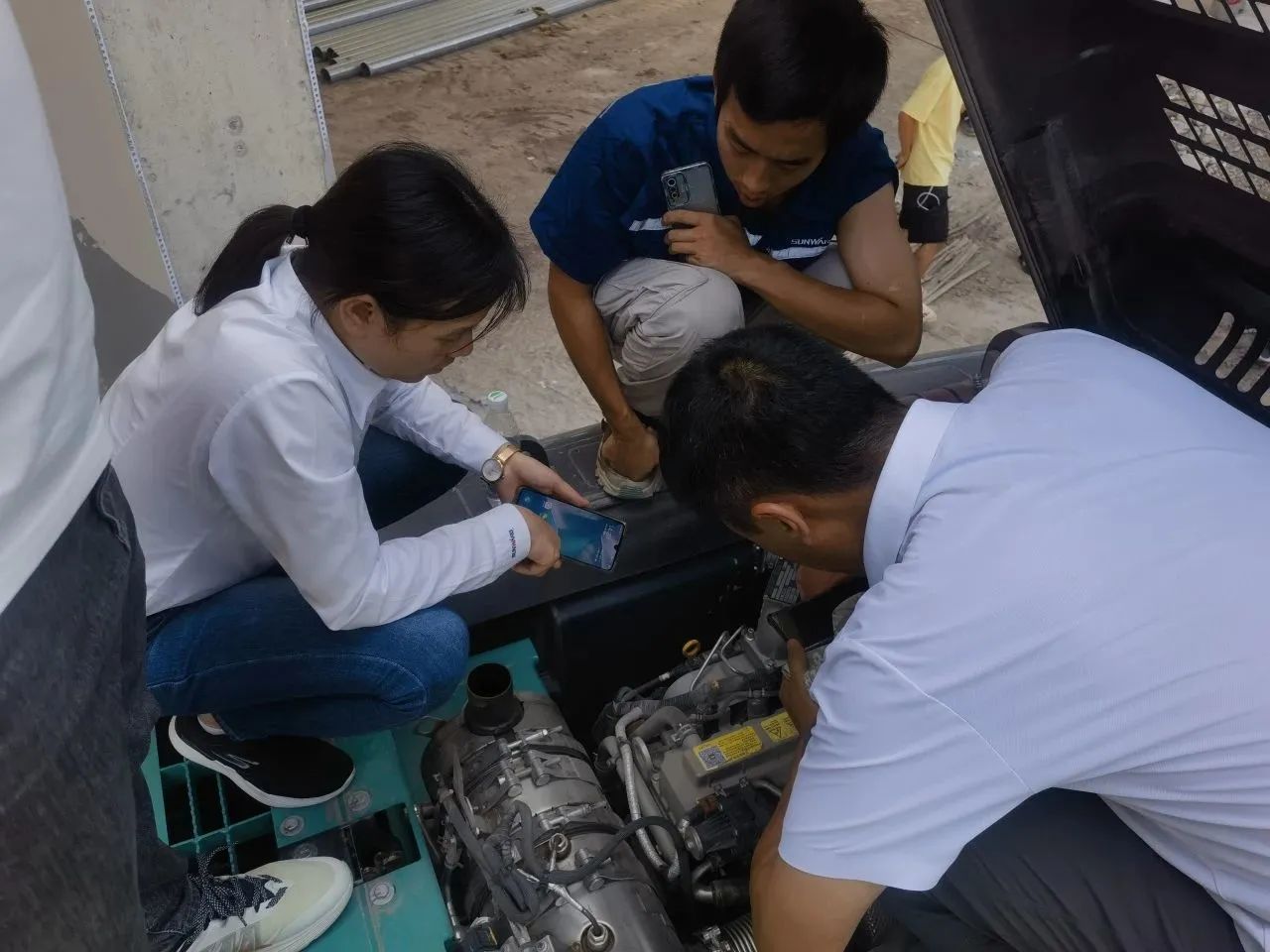 步履一直，，，效劳不止！9001cc金沙以诚为本智能挖掘机效劳万里行火热举行中