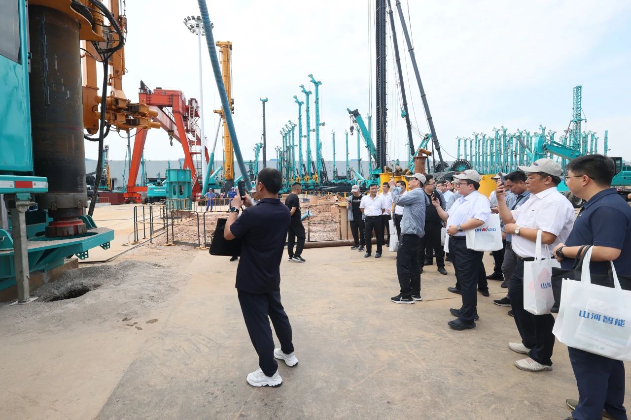 9001cc金沙以诚为本智能全球首创深井套管车载钻机下线宣布