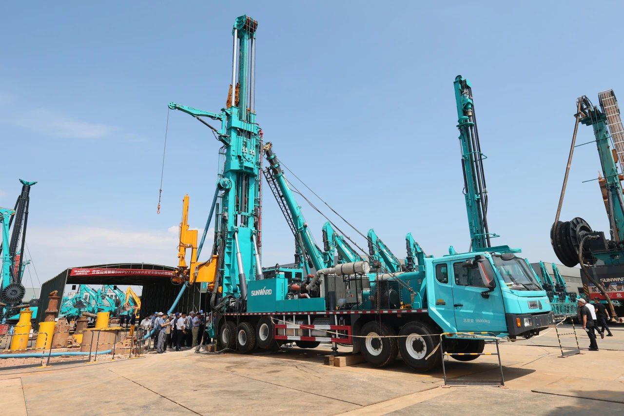 9001cc金沙以诚为本智能全球首创深井套管车载钻机下线宣布