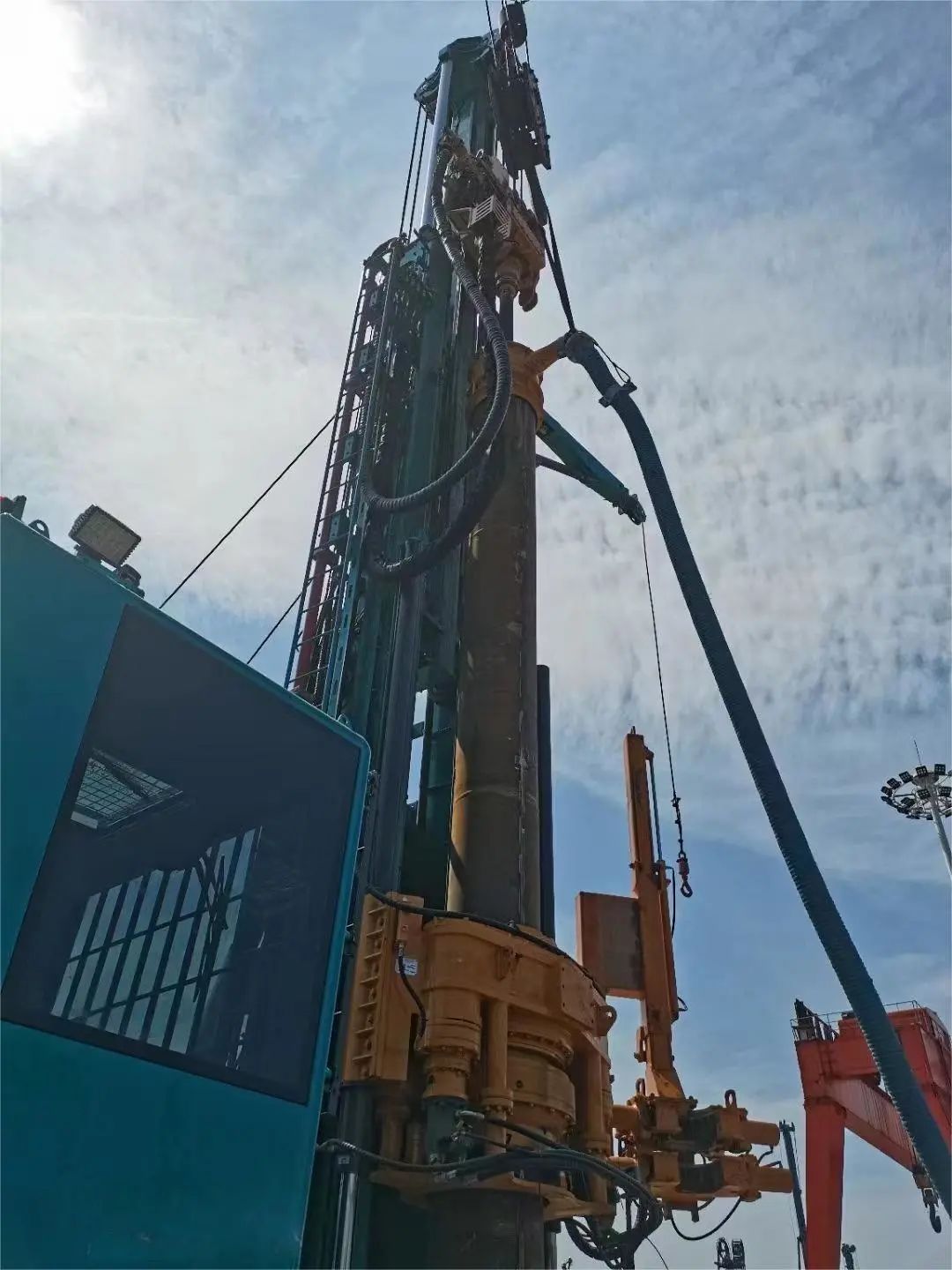 9001cc金沙以诚为本智能全球首创深井套管车载钻机下线宣布
