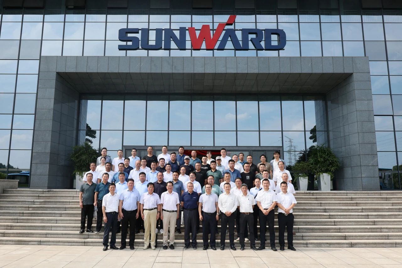 9001cc金沙以诚为本智能全球首创深井套管车载钻机下线宣布