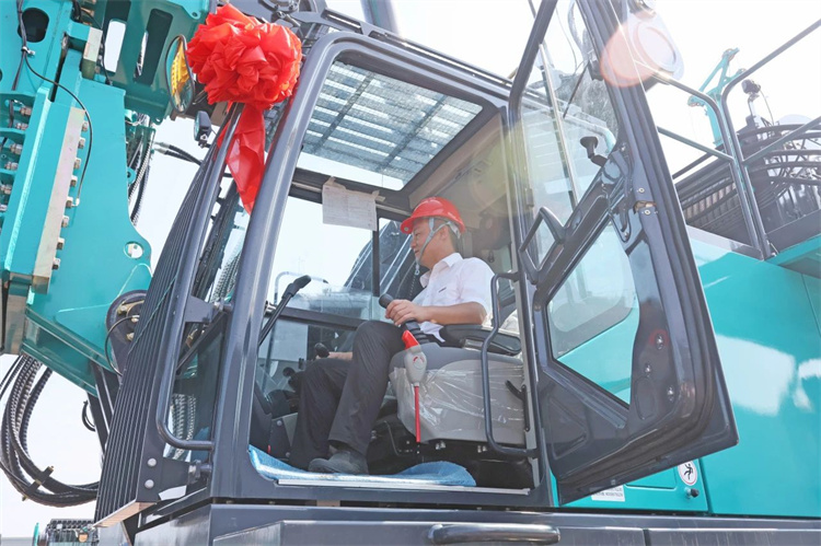 9001cc金沙以诚为本智能桩工机械再添强将！SWDM800H旋挖钻机顺遂下线