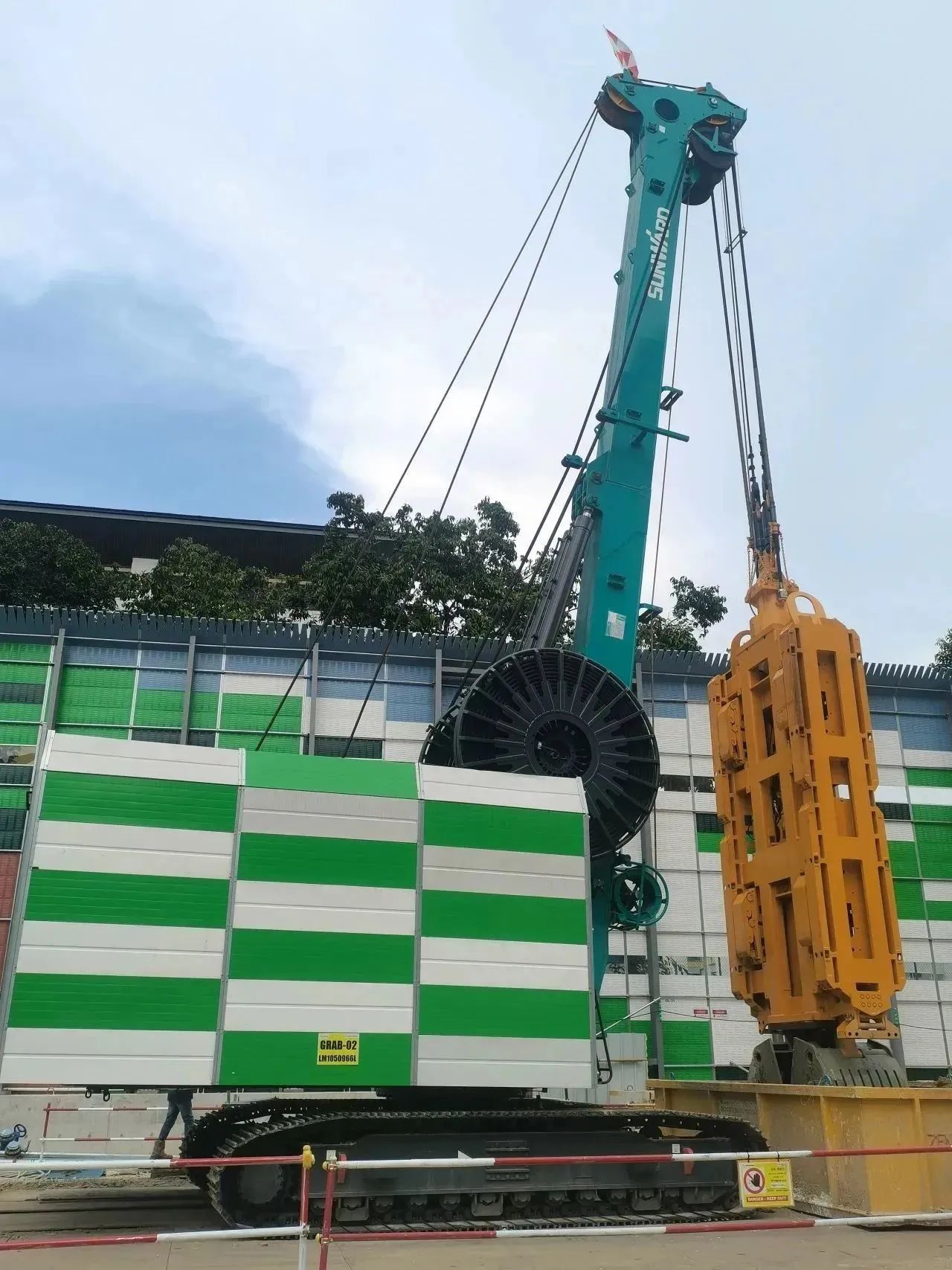 助力海内国际重大工程！9001cc金沙以诚为本智能液压抓斗实力“出圈”