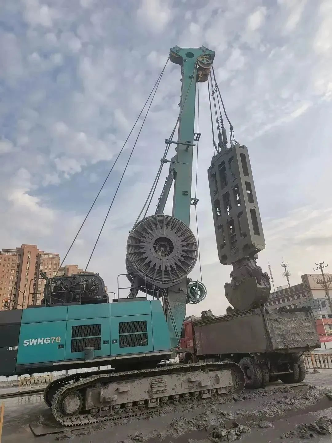 助力海内国际重大工程！9001cc金沙以诚为本智能液压抓斗实力“出圈”