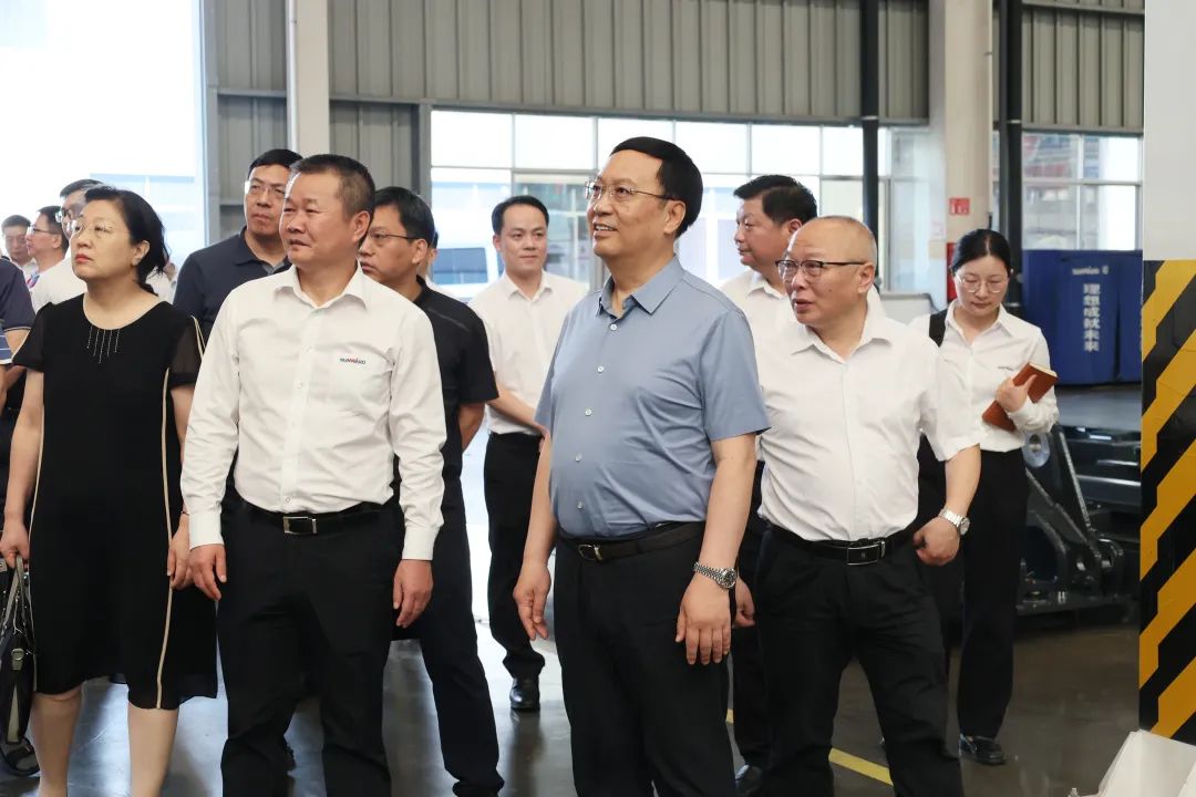 中宣部社科领域专家学者到9001cc金沙以诚为本智能调研高质量生长