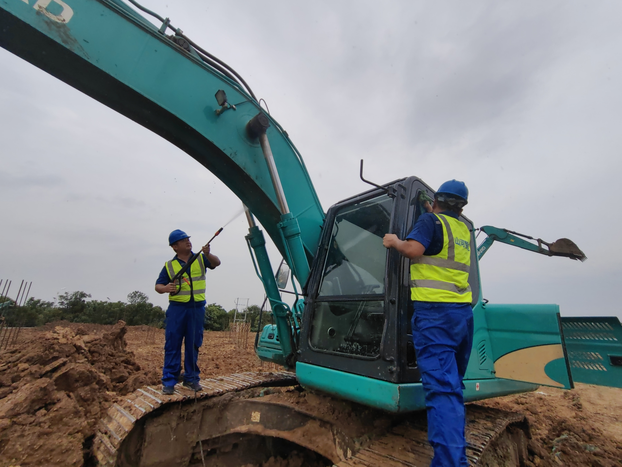 一线“热”闻 | 专业售后，，，，专心折务！9001cc金沙以诚为本智能挖掘机效劳万里行一直在路上