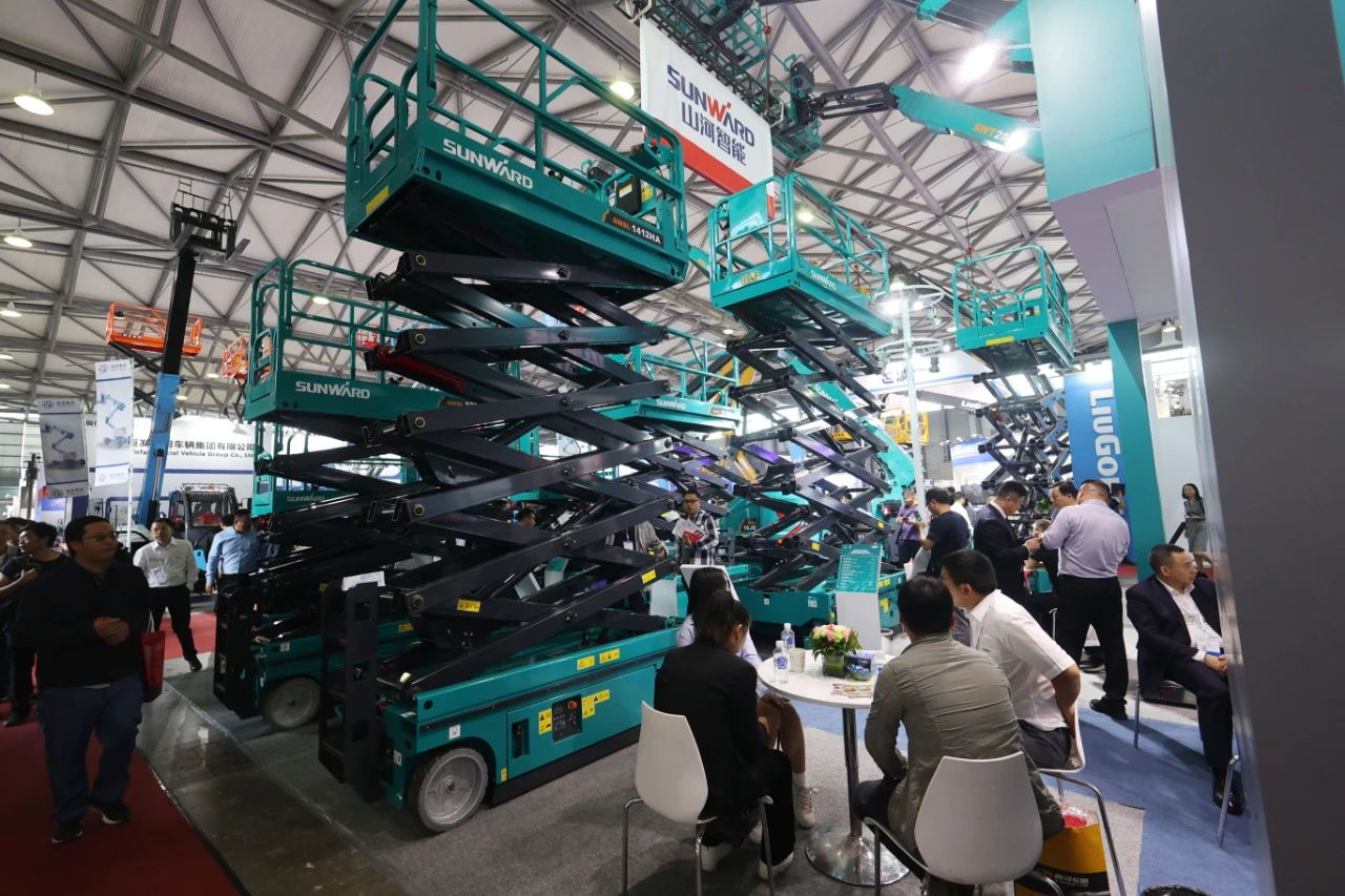 精品出击，，，，，，，，闪灼魔都！9001cc金沙以诚为本智能全系列高空机械亮相2023亚洲国际高空展