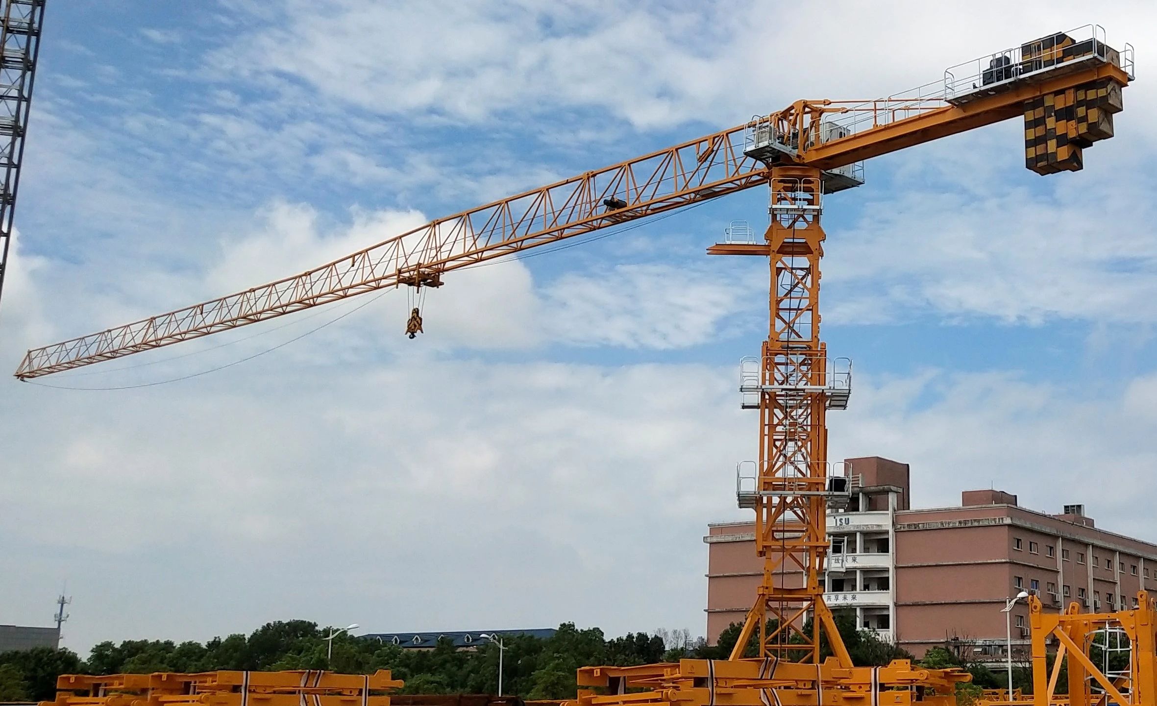 匠心智造，，，，，，字斟句酌！9001cc金沙以诚为本江麓“精品工程”P6015B1-8塔机下线