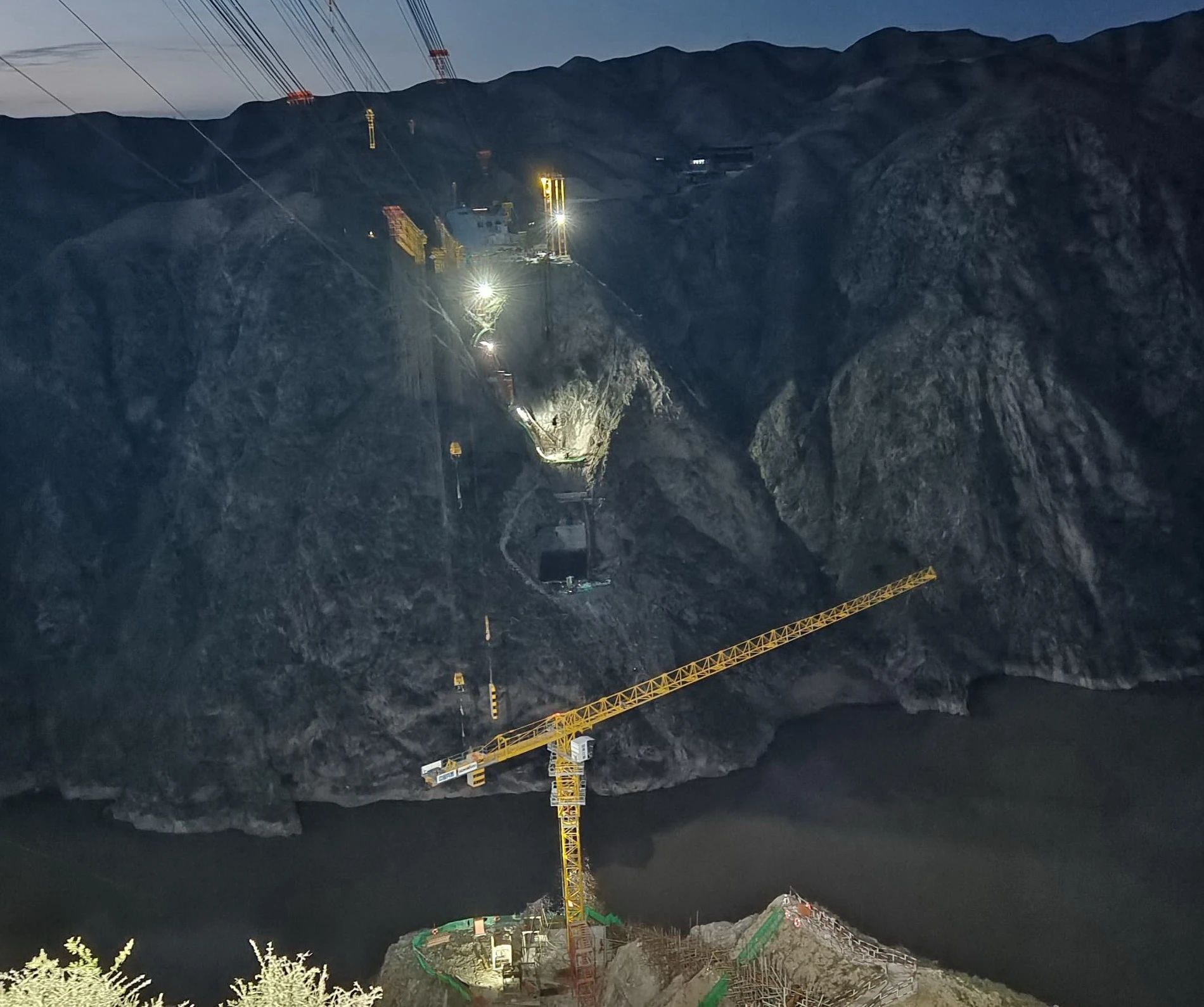 一桥通南北，，，，，群岭变坦途！9001cc金沙以诚为本江麓塔机助建洮河大桥