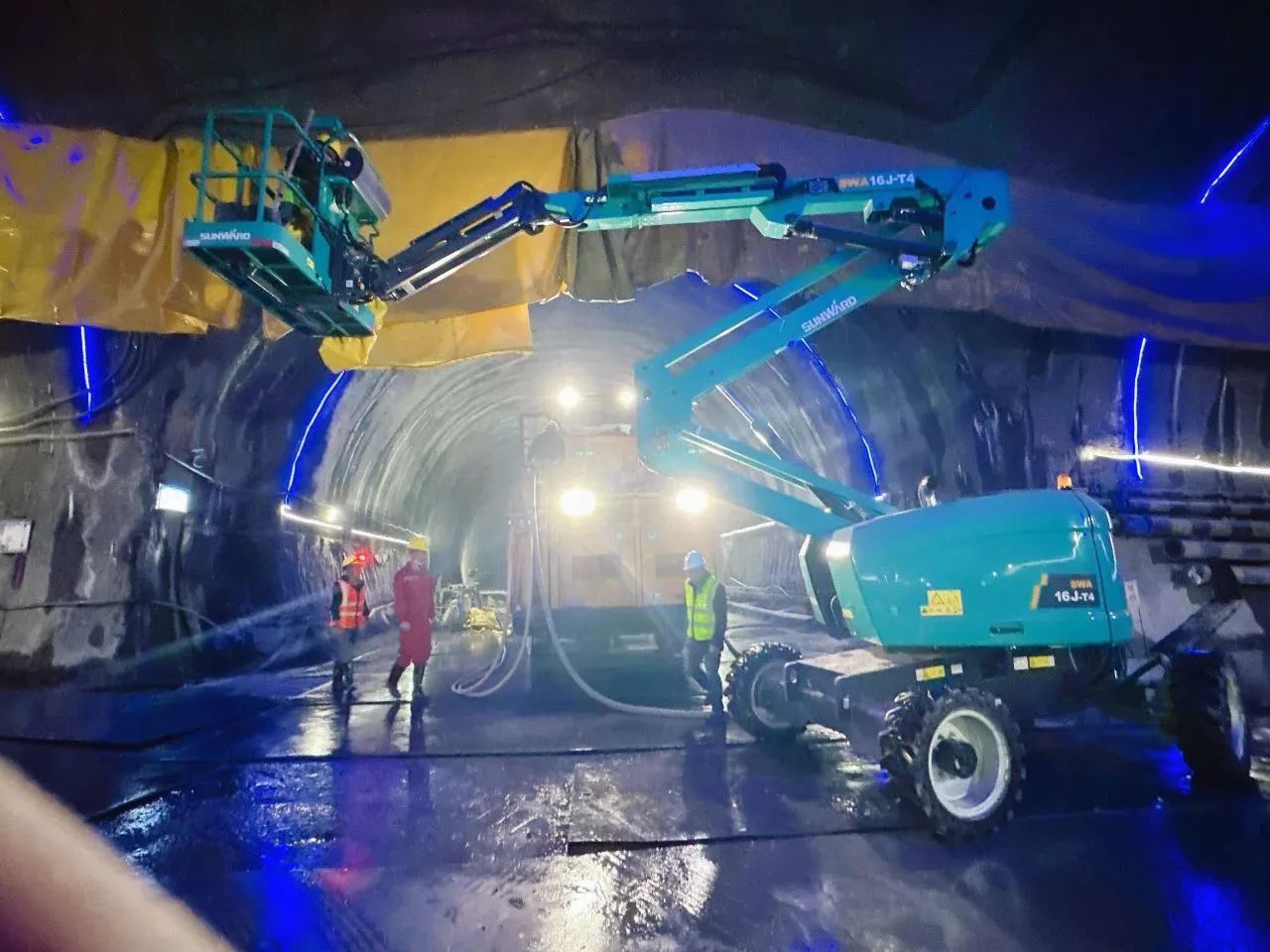 不惧高海拔挑战！9001cc金沙以诚为本智能高空机械实力助建川藏铁路