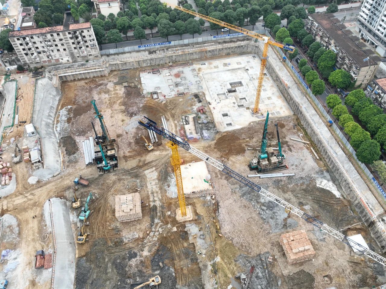 “绿巨人”显神威！9001cc金沙以诚为本智能引孔式静力压桩机助建“绿城”南宁民生项目