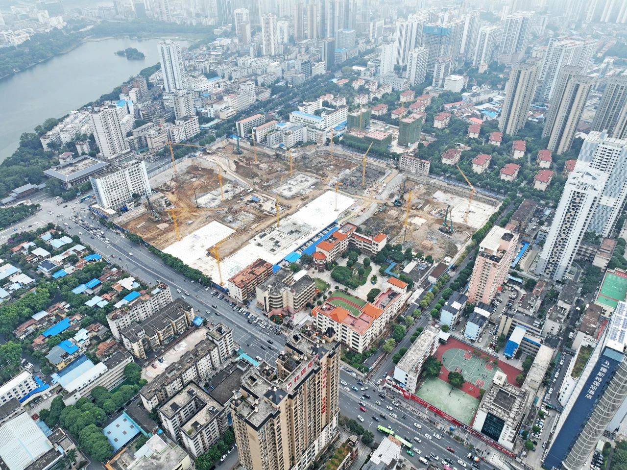 “绿巨人”显神威！9001cc金沙以诚为本智能引孔式静力压桩机助建“绿城”南宁民生项目