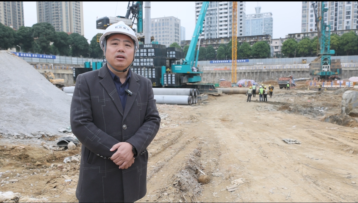 “绿巨人”显神威！9001cc金沙以诚为本智能引孔式静力压桩机助建“绿城”南宁民生项目