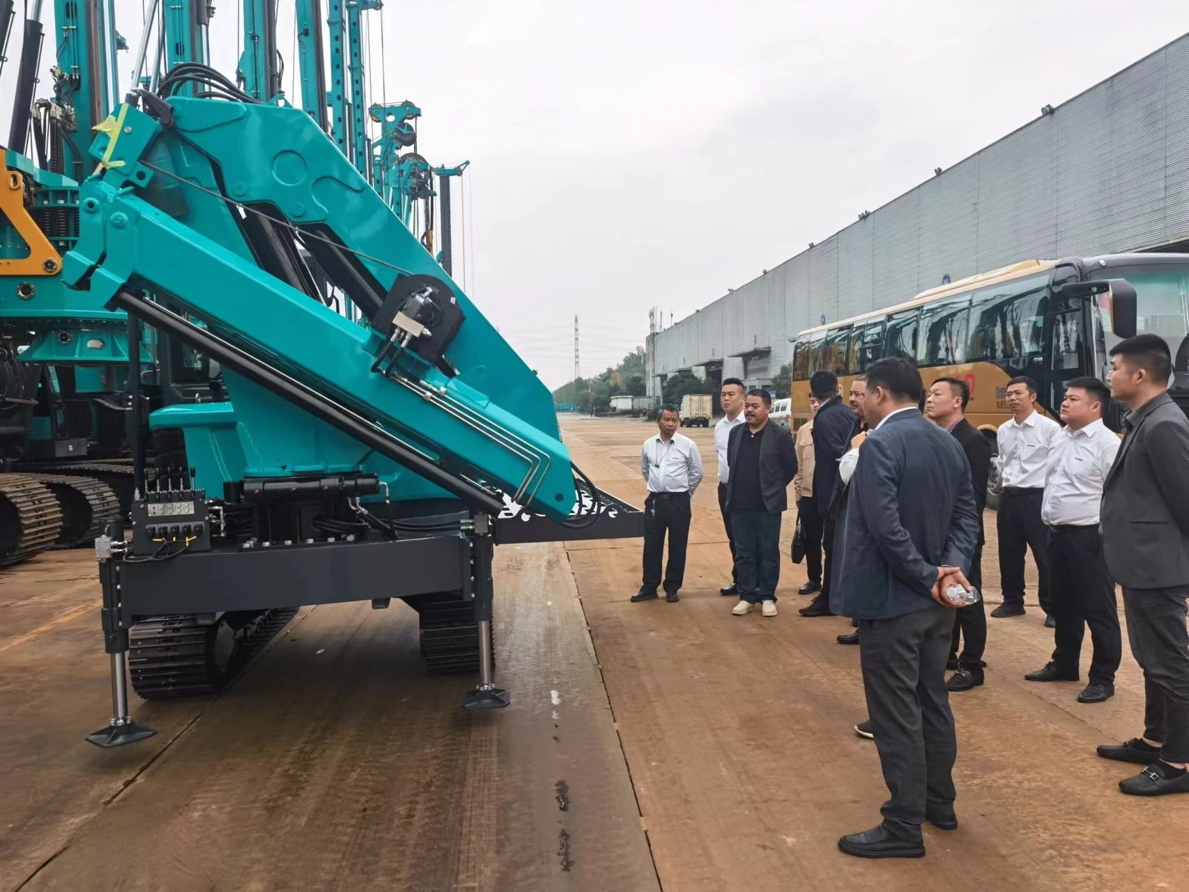 行业严冬现暖阳！现场签购20台旋挖钻机，，，，，，，9001cc金沙以诚为本智能携手湖南骏牛助力国家电网项目建设