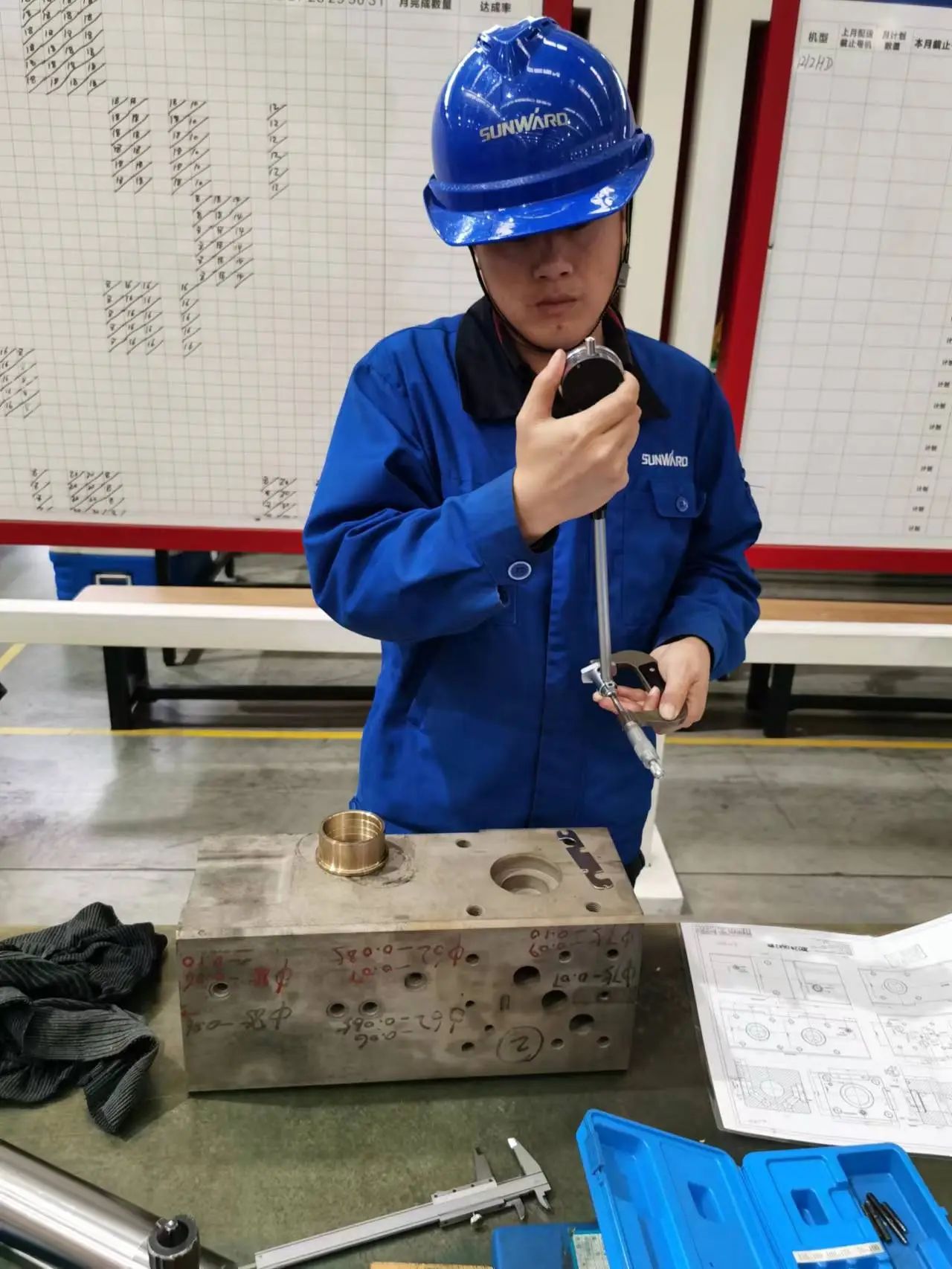 看9001cc金沙以诚为本工匠们怎样用一双巧手“拿捏”事情、创立“事业”