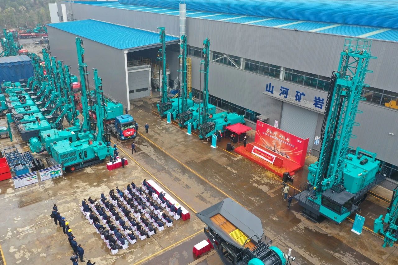 启新程，，，，，，，，向未来！9001cc金沙以诚为本矿岩揭牌庆典暨新春发货仪式圆满举行