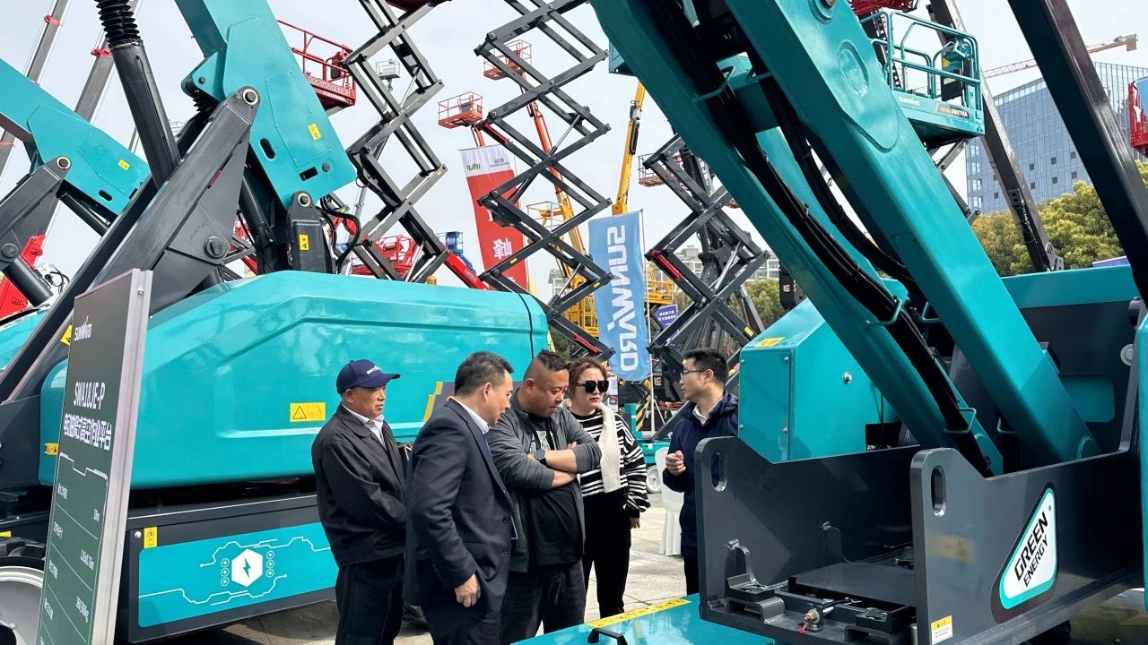 “爆品”来袭，，，签简单直！ 9001cc金沙以诚为本智能艳服亮相第八届天下高空作业平台租赁大会