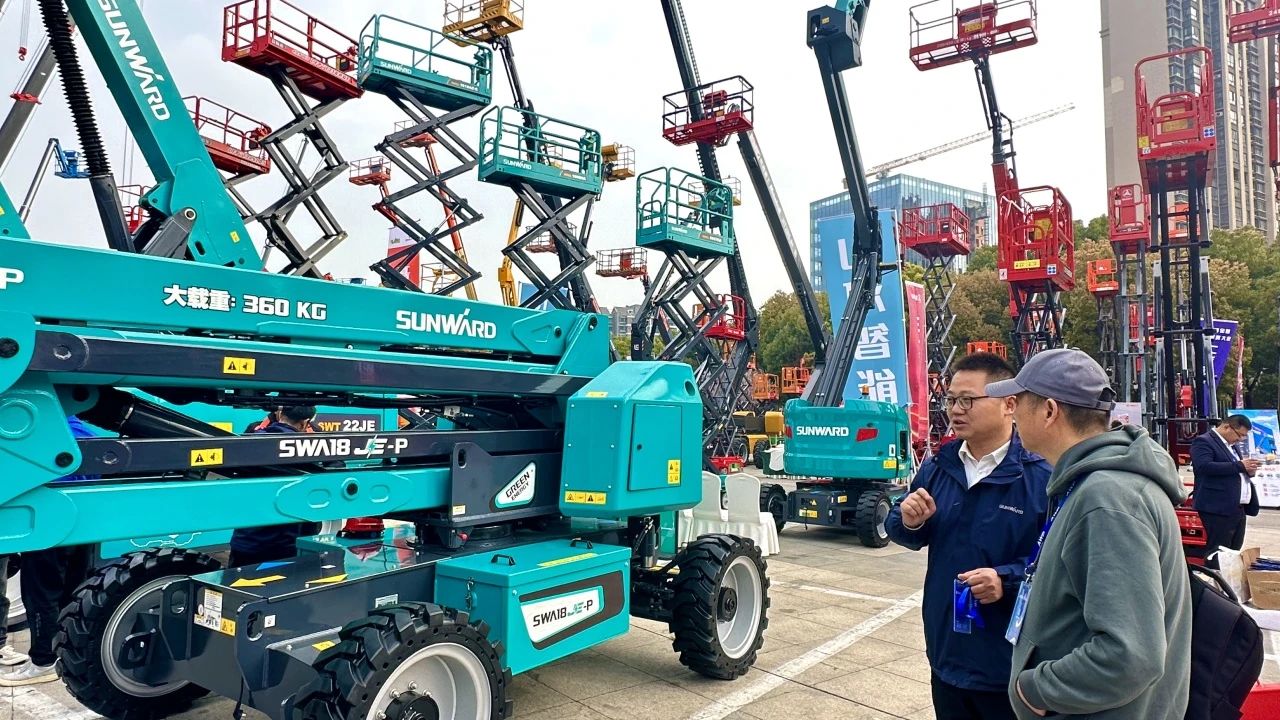 “爆品”来袭，，，签简单直！ 9001cc金沙以诚为本智能艳服亮相第八届天下高空作业平台租赁大会