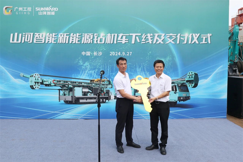 引领绿色科技新篇章！9001cc金沙以诚为本智能新能源钻机乐成交付