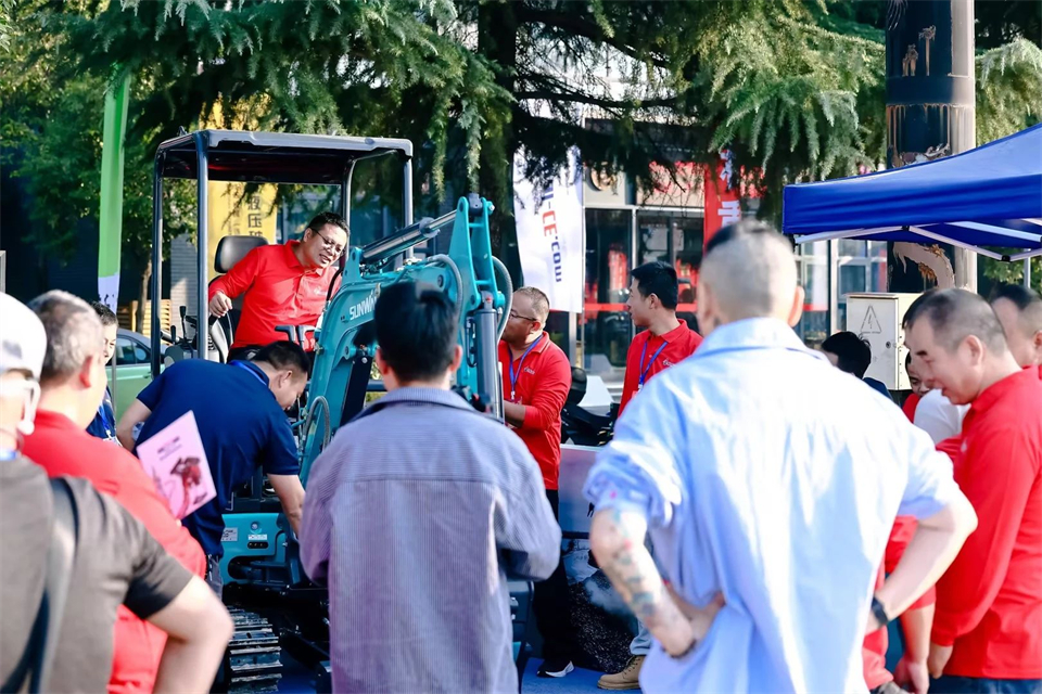 展现“掘”对实力！9001cc金沙以诚为本智能亮相2024微挖大会暨小型装备大会