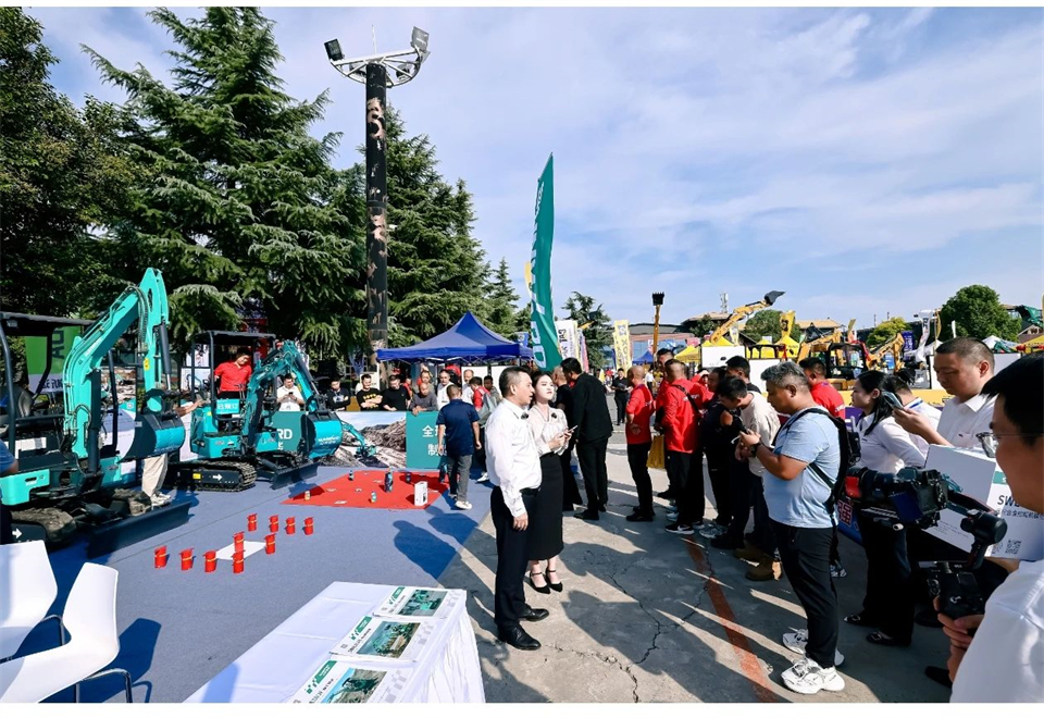 展现“掘”对实力！9001cc金沙以诚为本智能亮相2024微挖大会暨小型装备大会