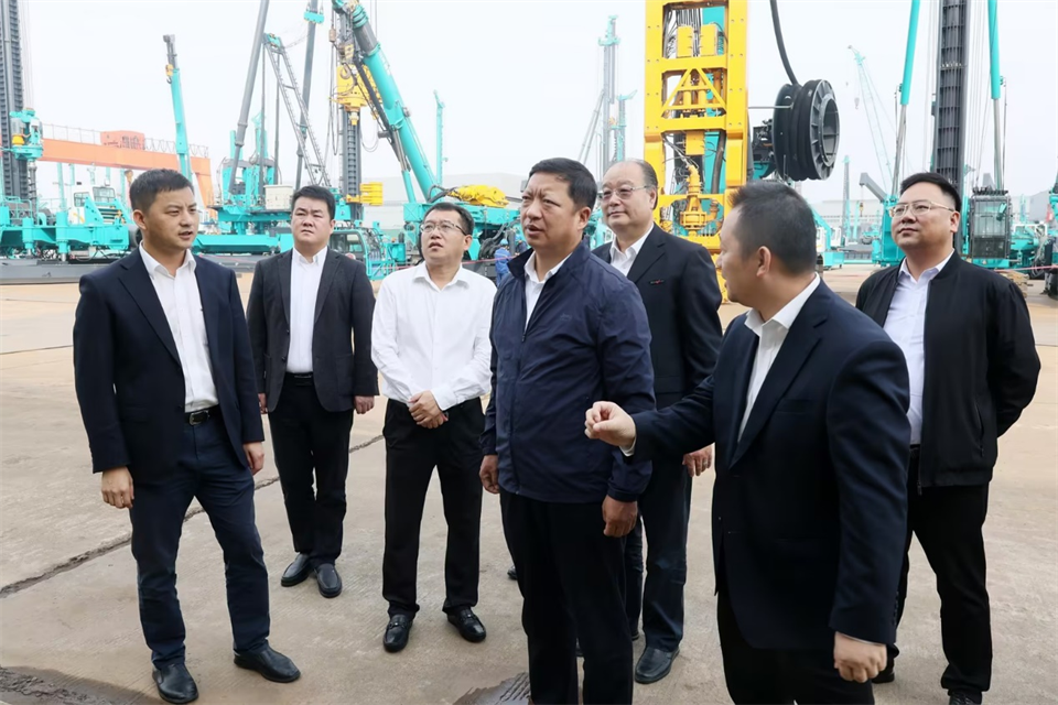 同船出海，，，，，，，，共赢未来！中铁九局副总司理刘峻峰一行到访9001cc金沙以诚为本智能