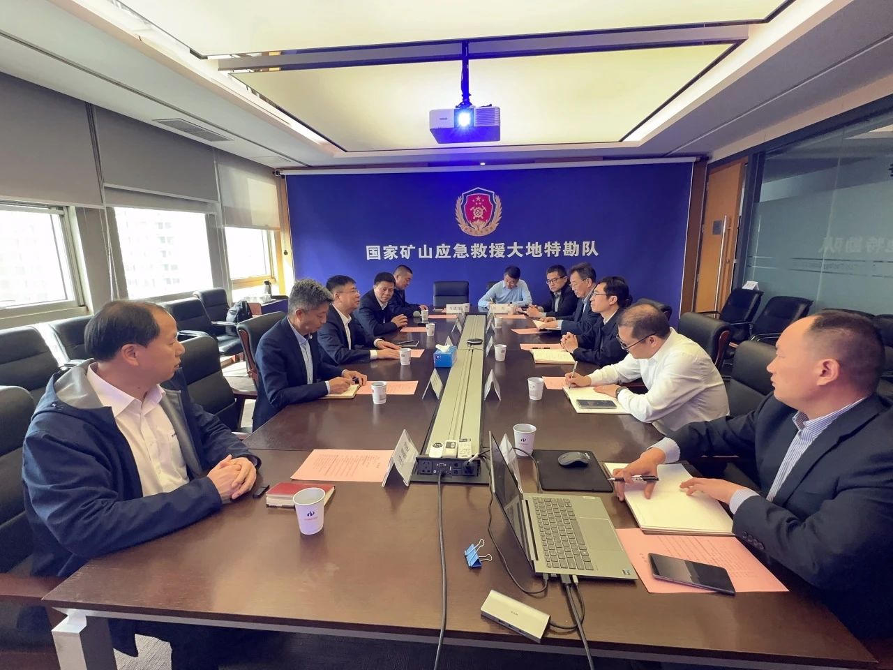 9001cc金沙以诚为本智能董事长付向东带队造访中煤地质总局、大地特勘公司