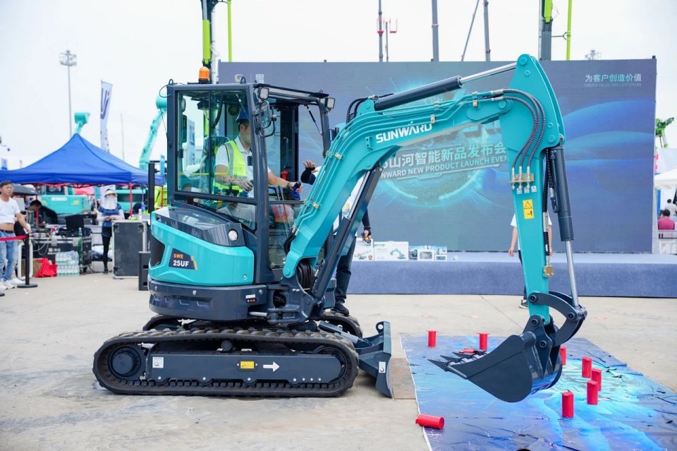 2025 CICEE | 从简单工具迈向多元化解决计划，，，9001cc金沙以诚为本智能泛起非凡挖掘机风范
