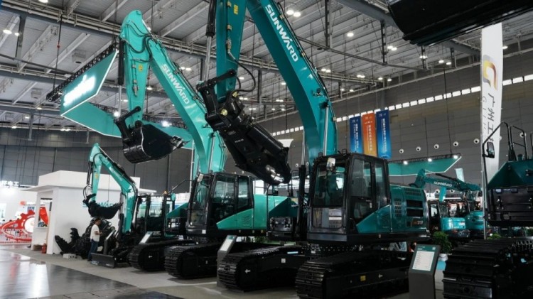 2025 CICEE | 打造极致精品化，，，，，9001cc金沙以诚为本智能挖掘机“圈粉”长沙展