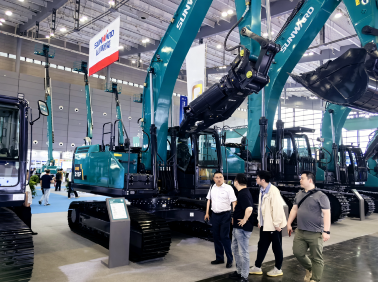 2025 CICEE | 打造极致精品化，，，，，9001cc金沙以诚为本智能挖掘机“圈粉”长沙展
