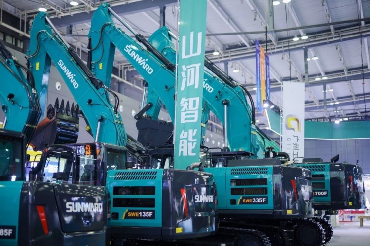 2025 CICEE | 打造极致精品化，，，，，9001cc金沙以诚为本智能挖掘机“圈粉”长沙展