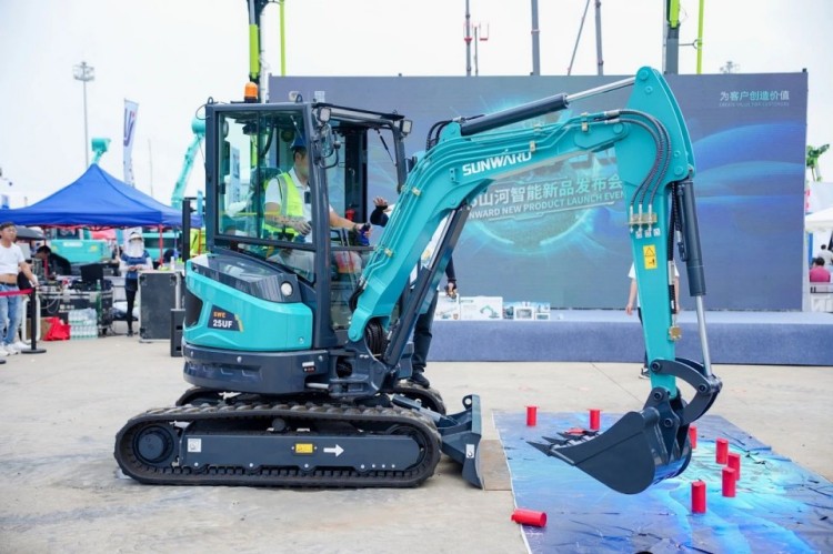 2025 CICEE | 打造极致精品化，，，，，9001cc金沙以诚为本智能挖掘机“圈粉”长沙展