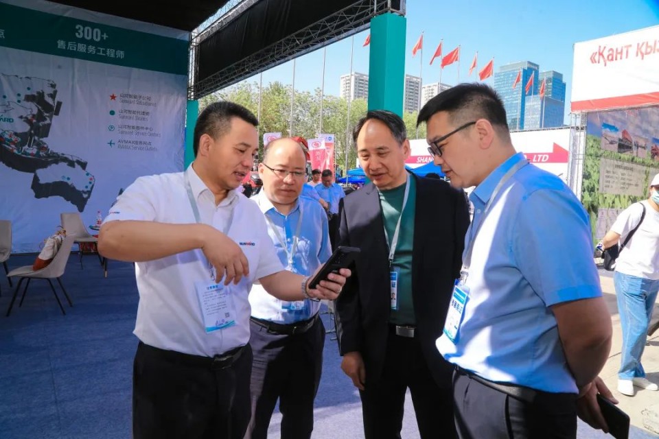 9001cc金沙以诚为本智能亮相2025新疆国际农业机械展览会