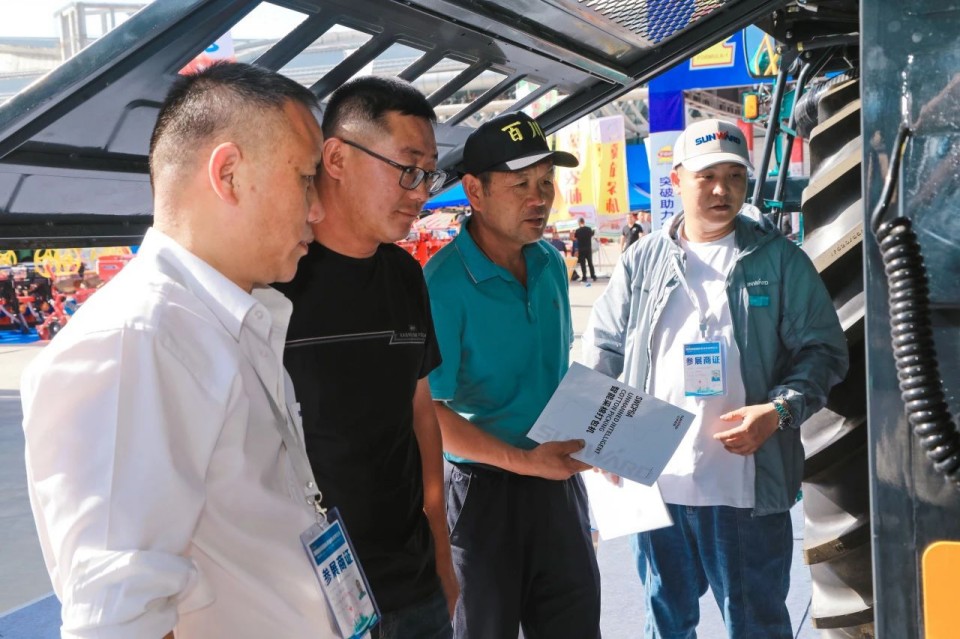 9001cc金沙以诚为本智能亮相2025新疆国际农业机械展览会