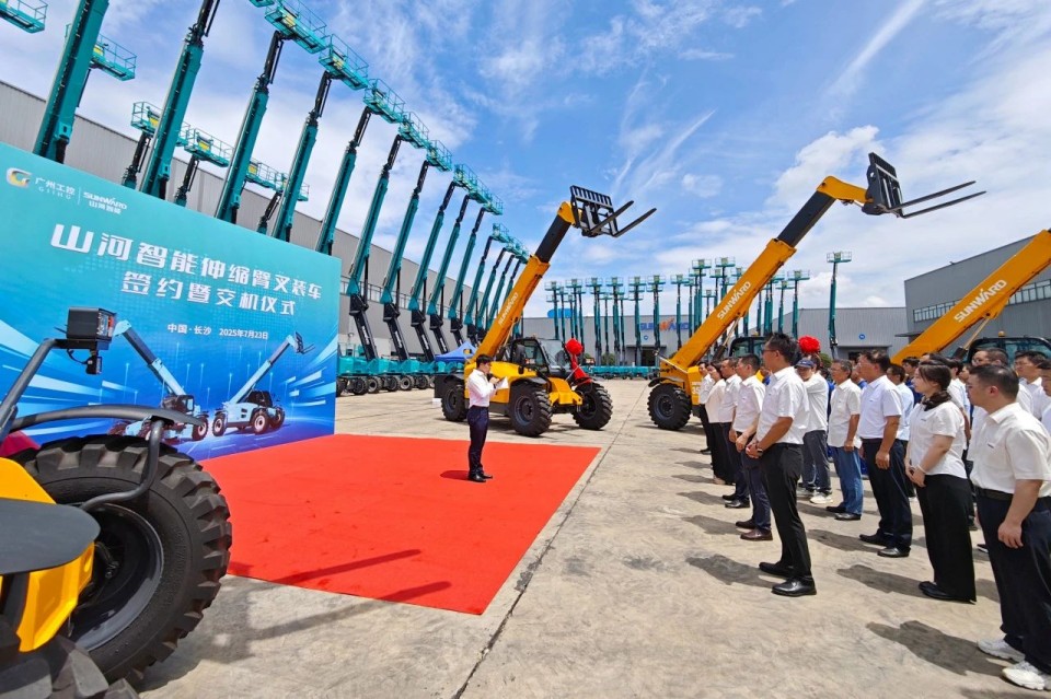 9001cc金沙以诚为本智能伸缩臂叉装车批量交付，，，，，，，即将奔赴新一线