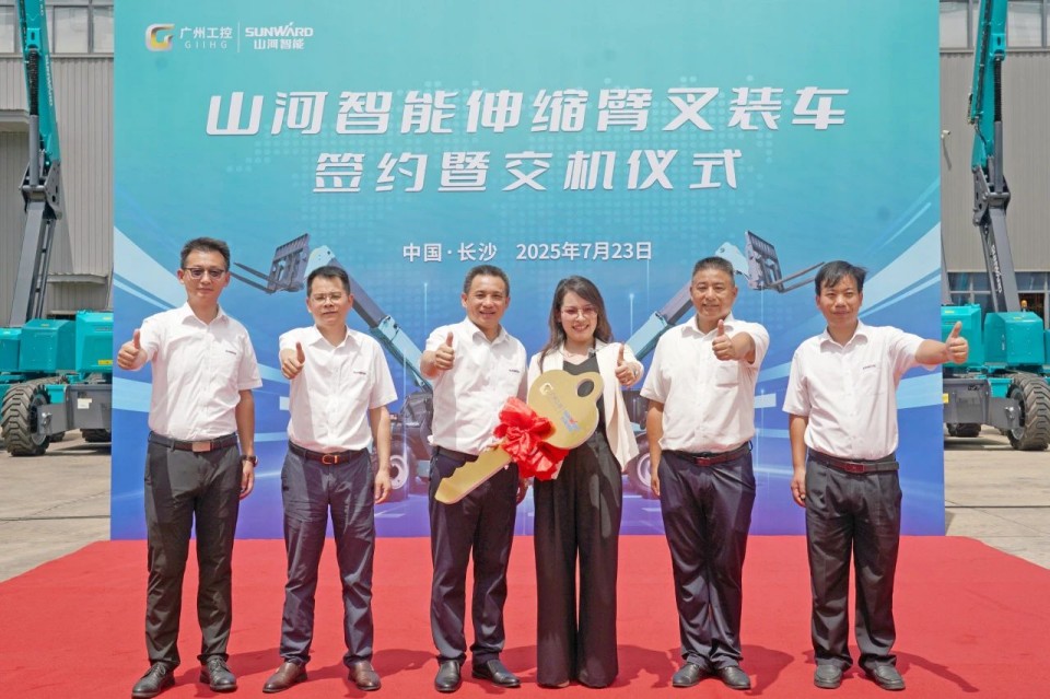 9001cc金沙以诚为本智能伸缩臂叉装车批量交付，，，，，，，即将奔赴新一线