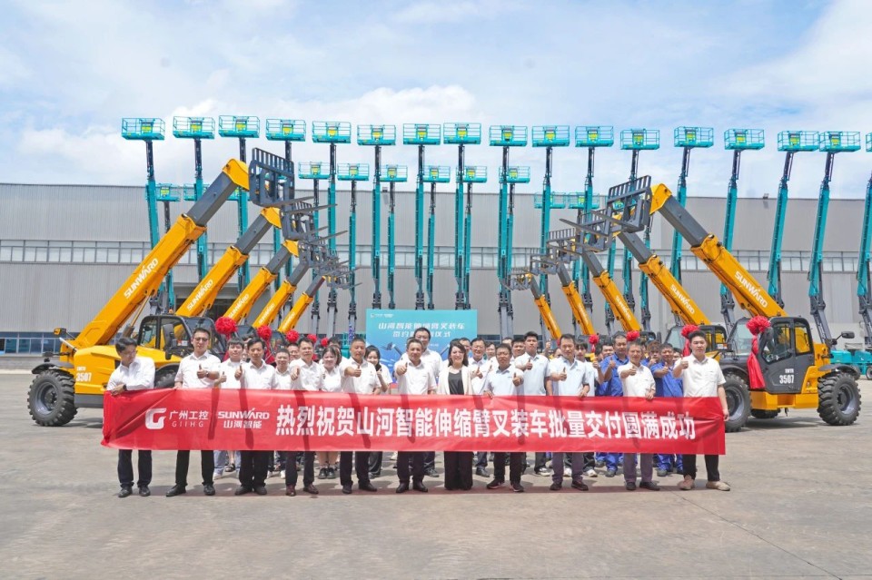 9001cc金沙以诚为本智能伸缩臂叉装车批量交付，，，，，，，即将奔赴新一线