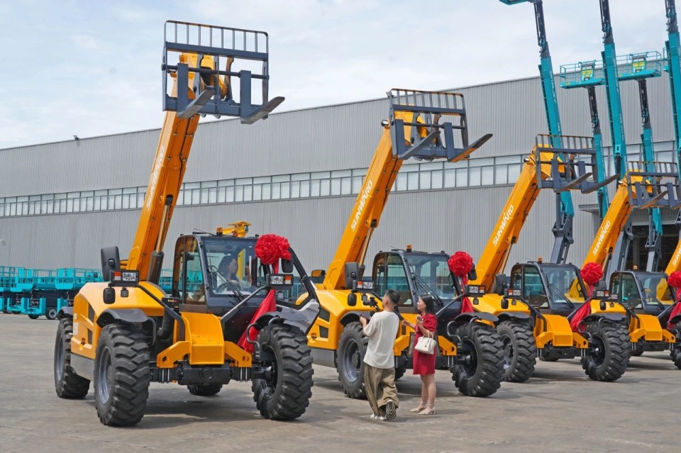 9001cc金沙以诚为本智能伸缩臂叉装车批量交付，，，，，，，即将奔赴新一线